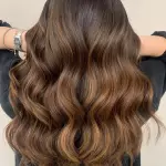 Foto di donna con capelli lunghi castano chiaro sabbia