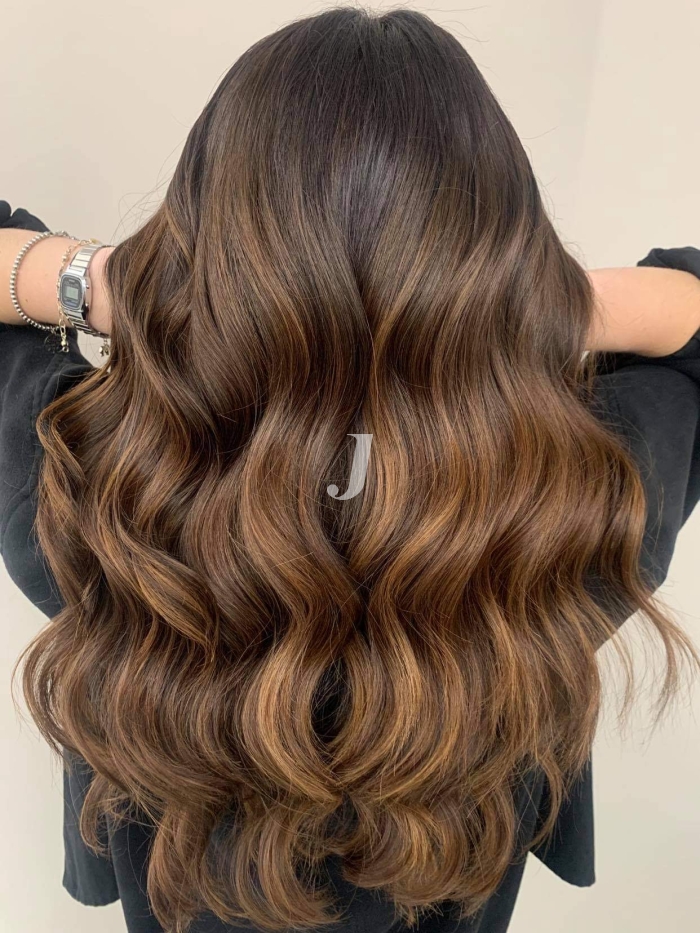 Foto di donna con capelli lunghi castano chiaro sabbia