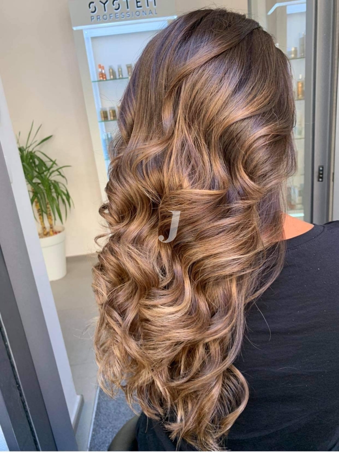 Foto di donna con capelli lunghi castano chiaro sabbia