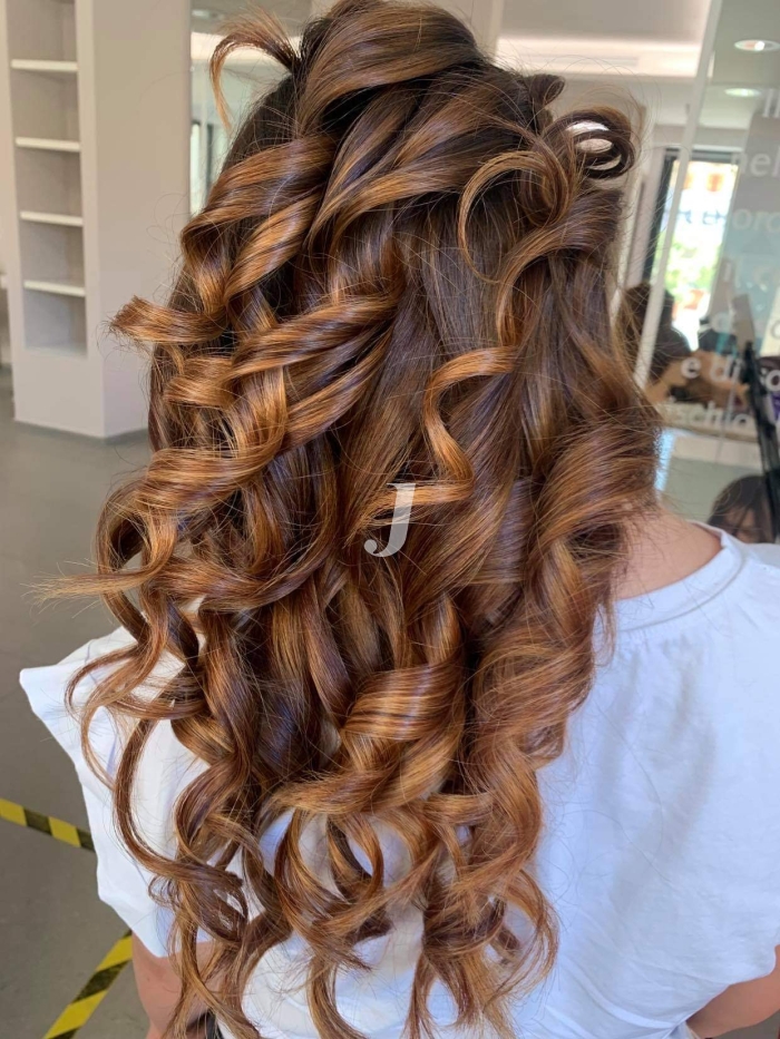 Foto di donna con capelli lunghi castano chiaro sabbia