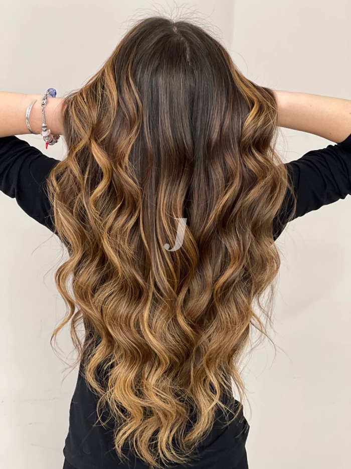 Foto di donna con capelli lunghi castano chiaro sabbia