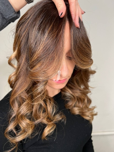 Foto di donna con capelli lunghi castano chiaro sabbia