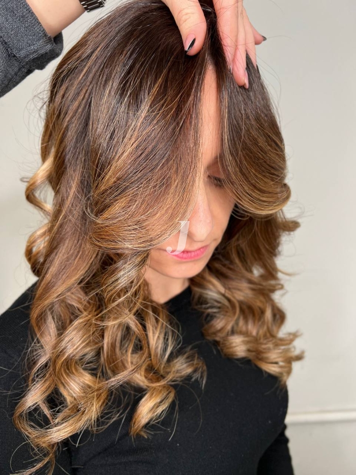 Foto di donna con capelli lunghi castano chiaro sabbia