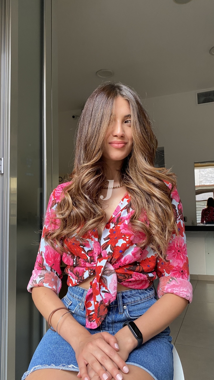 Foto di donna con capelli lunghi castano chiaro sabbia