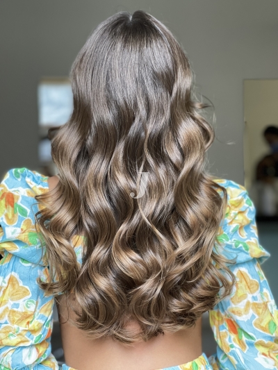 Foto di donna con capelli lunghi castano chiaro sabbia