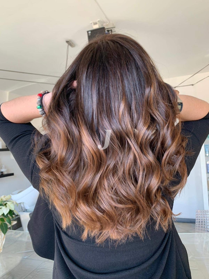 Foto di donna con capelli lunghi castano chiaro sabbia