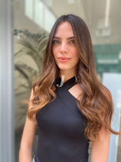 Foto di donna con capelli lunghi castano chiaro sabbia