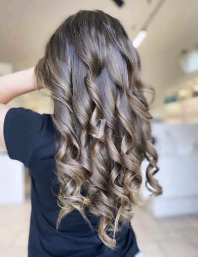 Foto di donna con capelli lunghi castano chiaro sabbia