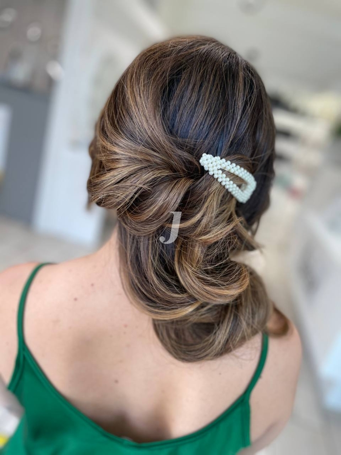 Foto di donna con capelli lunghi castano chiaro sabbia