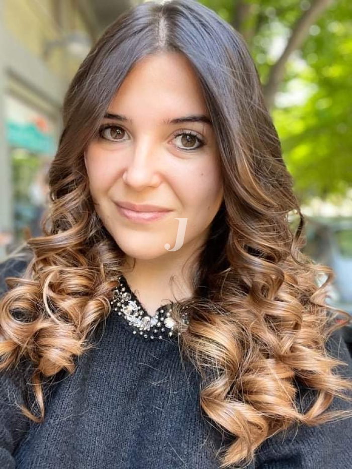 Foto di donna con capelli lunghi castano chiaro sabbia