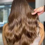 Foto di donna con capelli lunghi castano chiaro sabbia