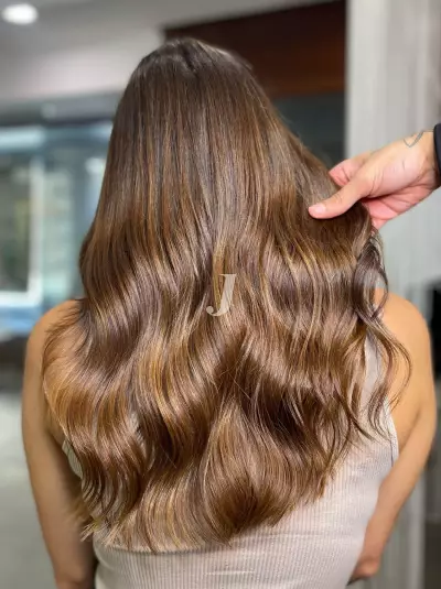 Foto di donna con capelli lunghi castano chiaro sabbia