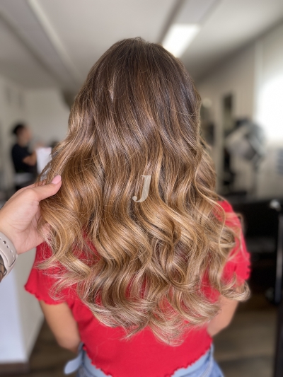 Foto di donna con capelli lunghi castano chiaro sabbia