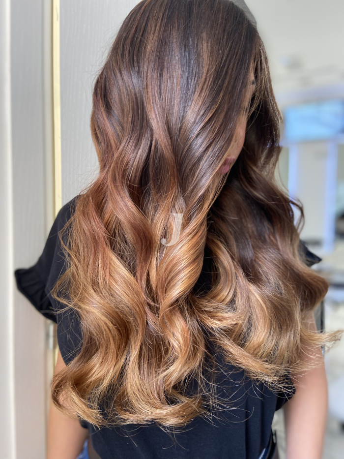 Foto di donna con capelli lunghi castano chiaro sabbia