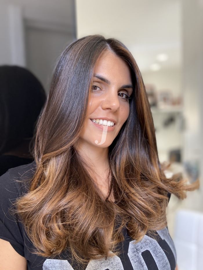 Foto di donna con capelli lunghi castano chiaro sabbia