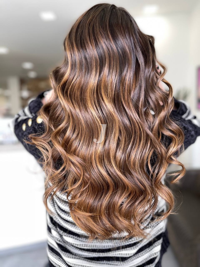 Foto di donna con capelli lunghi castano chiaro sabbia