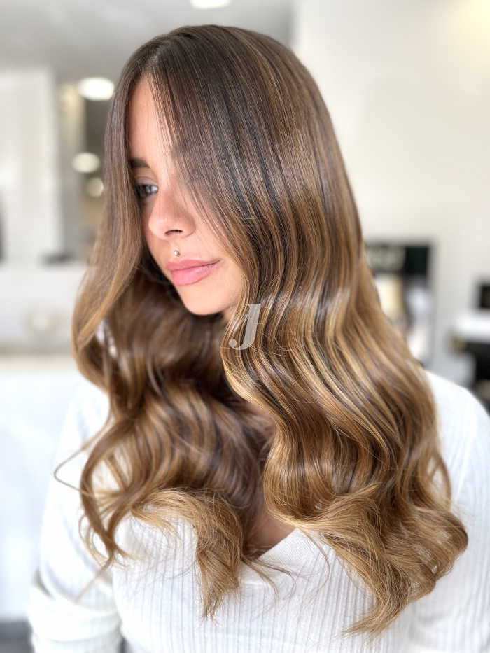 Foto di donna con capelli lunghi castano chiaro sabbia