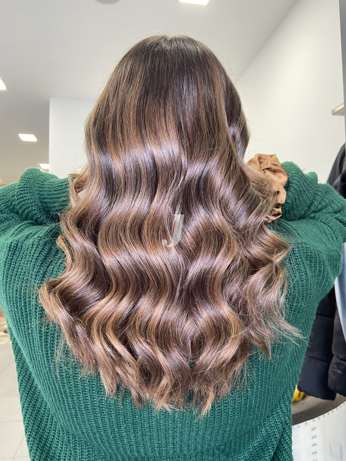 Foto di donna con capelli lunghi castano chiaro sabbia