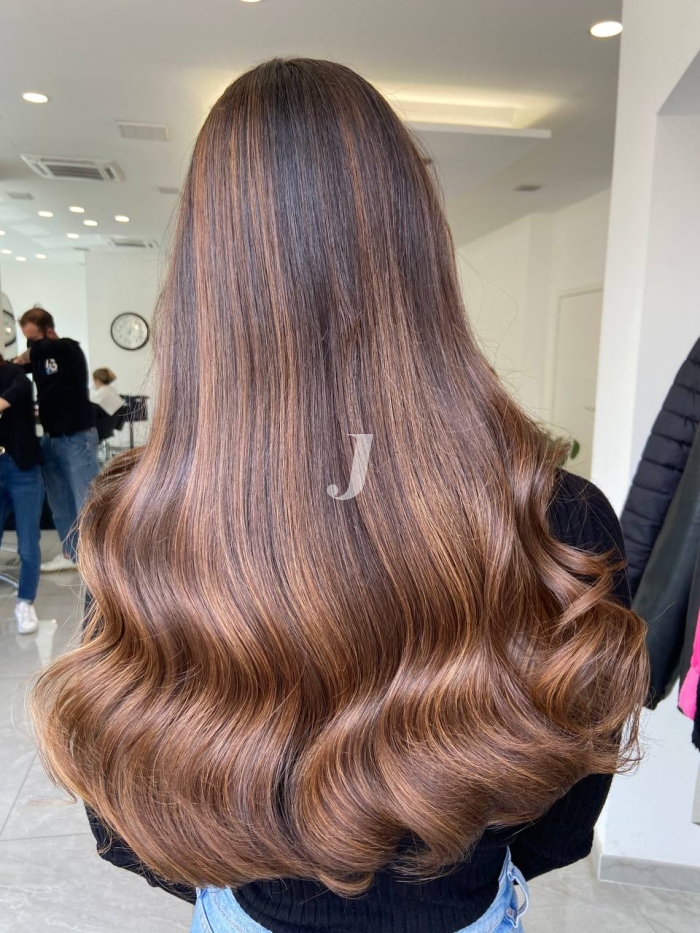 Foto di donna con capelli lunghi castano chiaro sabbia