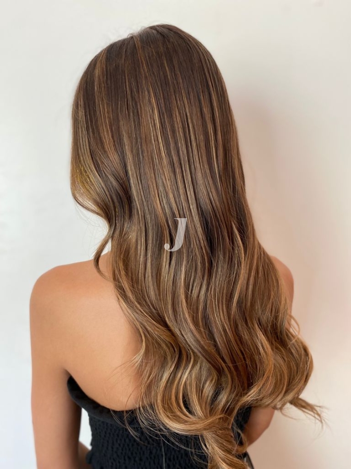 Foto di donna con capelli lunghi castano chiaro sabbia