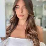 Foto di donna con capelli lunghi castano chiaro sabbia