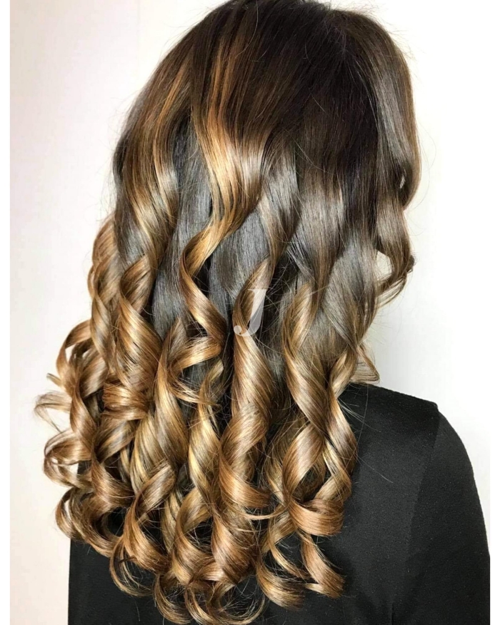 Foto di donna con capelli lunghi castano chiaro sabbia