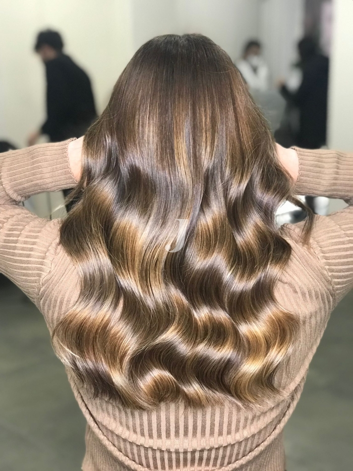 Foto di donna con capelli lunghi castano chiaro sabbia