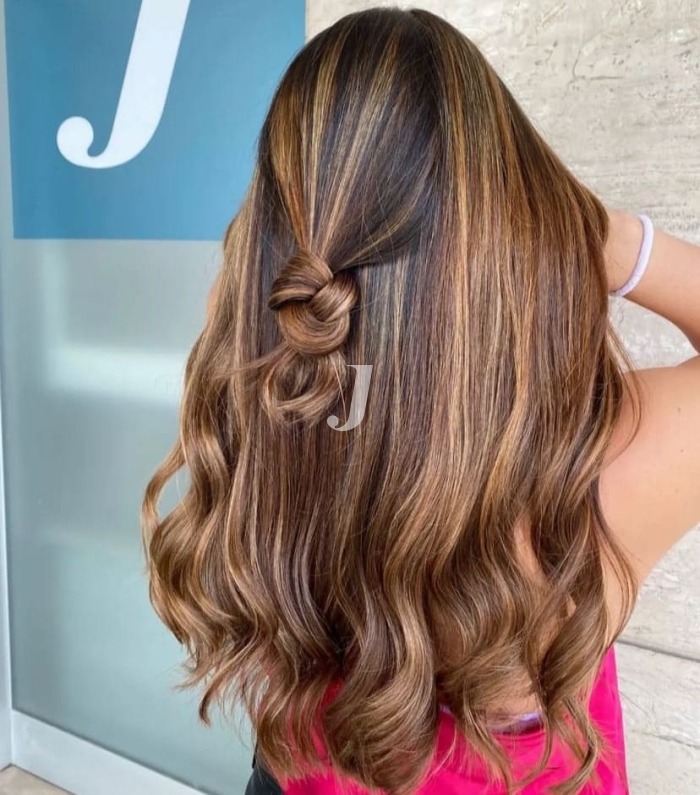 Foto di donna con capelli lunghi castano chiaro sabbia