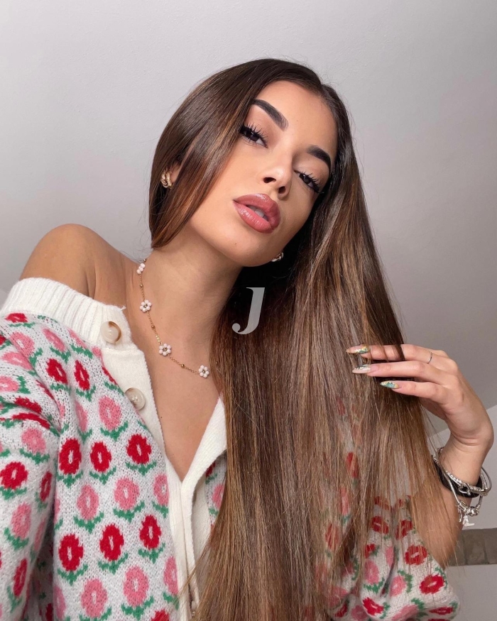 Foto di donna con capelli lunghi castano chiaro sabbia