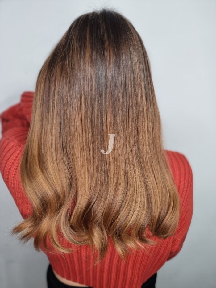 Foto di donna con capelli lunghi castano chiaro sabbia