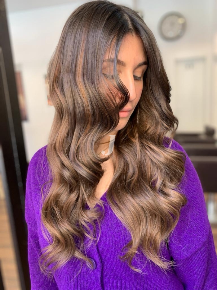 Foto di donna con capelli lunghi castano chiaro sabbia