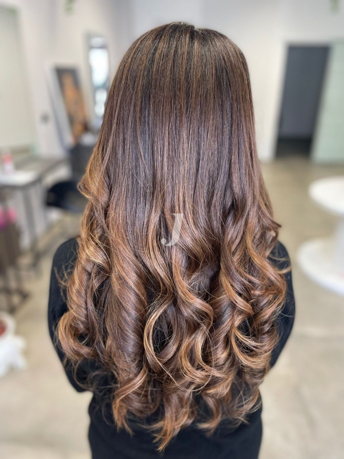 Foto di donna con capelli lunghi castano chiaro sabbia