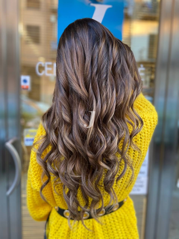 Foto di donna con capelli lunghi castano chiaro sabbia