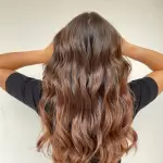 Foto di donna con capelli lunghi castano chiaro sabbia