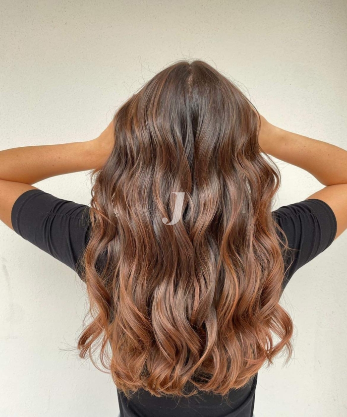 Foto di donna con capelli lunghi castano chiaro sabbia