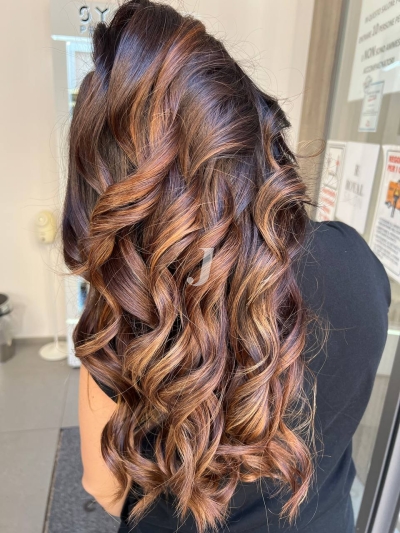 Foto di donna con capelli lunghi castano chiaro sabbia