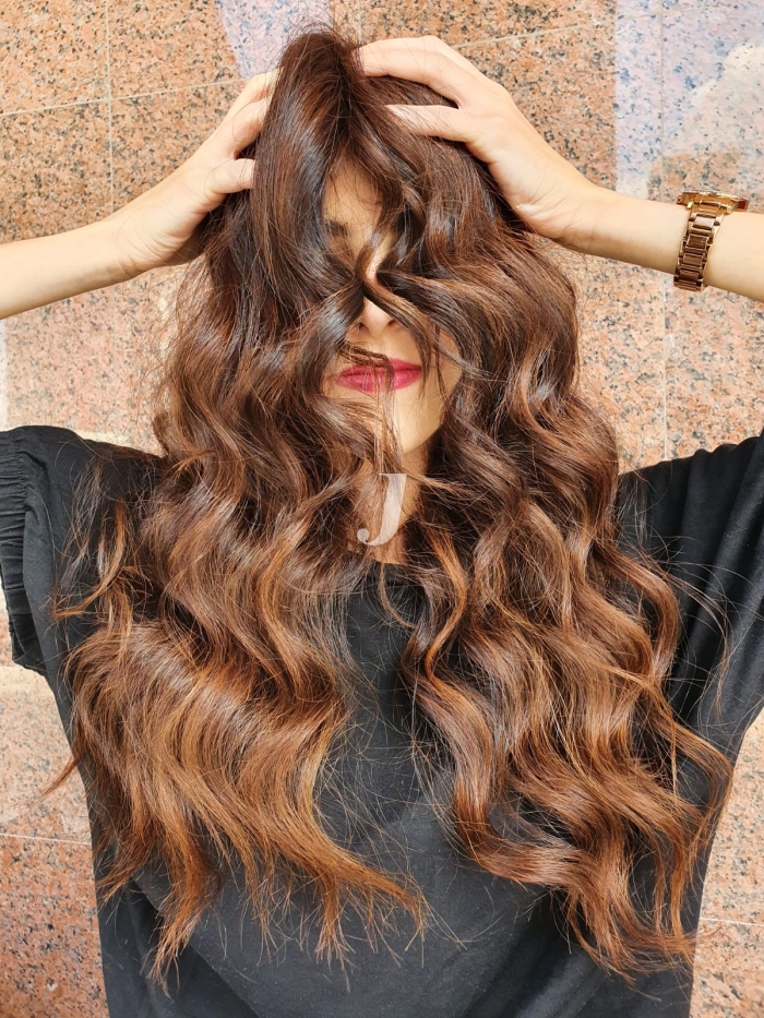 Foto di donna con capelli lunghi castano chiaro sabbia