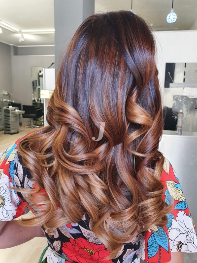 Foto di donna con capelli lunghi castano chiaro sabbia