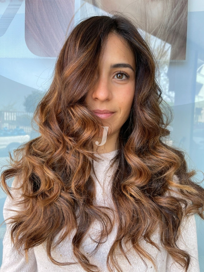 Foto di donna con capelli lunghi castano chiaro sabbia