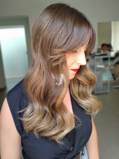 Foto di donna con capelli lunghi castano chiaro sabbia