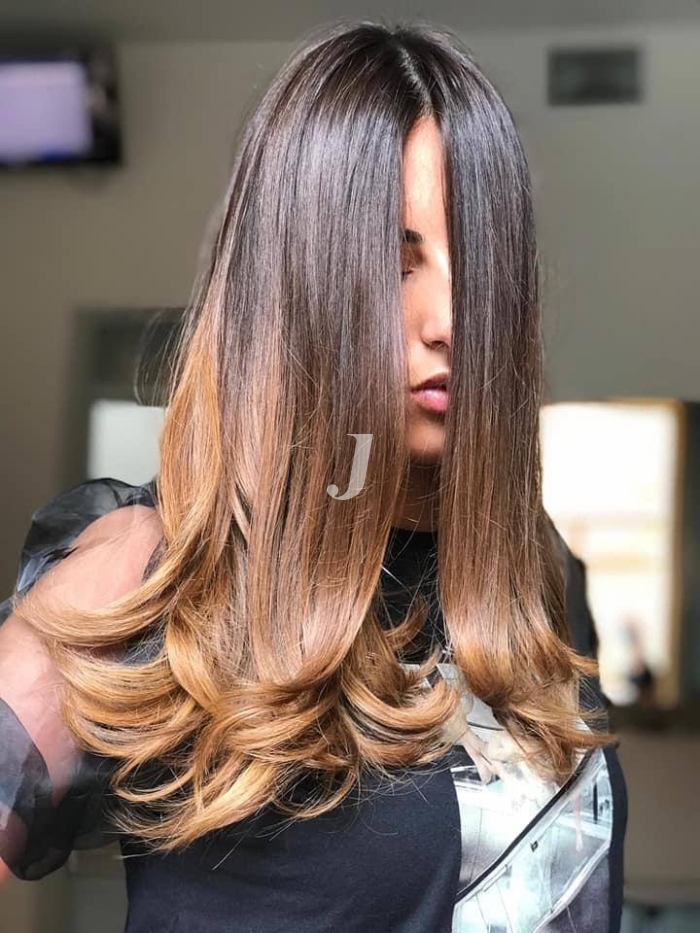 Foto di donna con capelli lunghi castano chiaro sabbia