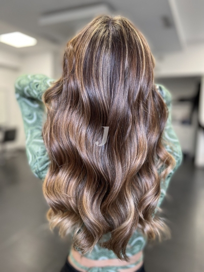 Foto di donna con capelli lunghi castano chiaro sabbia