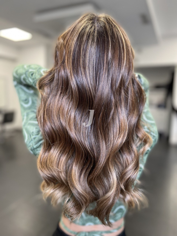 Foto di donna con capelli lunghi castano chiaro sabbia