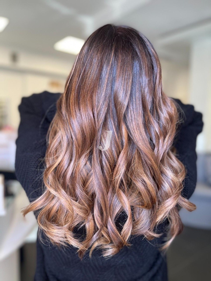 Foto di donna con capelli lunghi castano chiaro sabbia