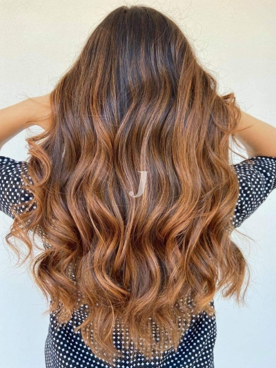 Foto di donna con capelli lunghi castano chiaro sabbia