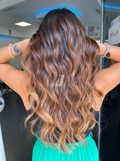 Foto di donna con capelli lunghi castano chiaro sabbia