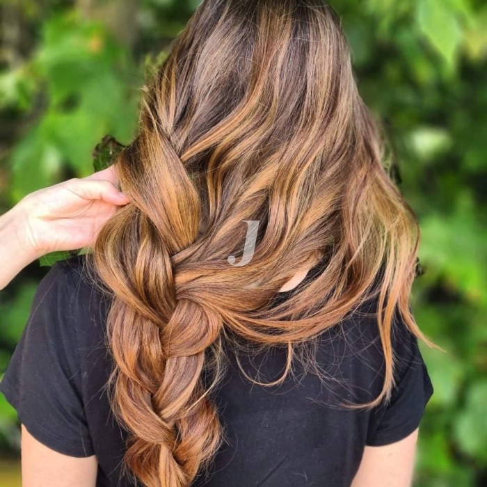 Foto di donna con capelli lunghi castano chiaro sabbia