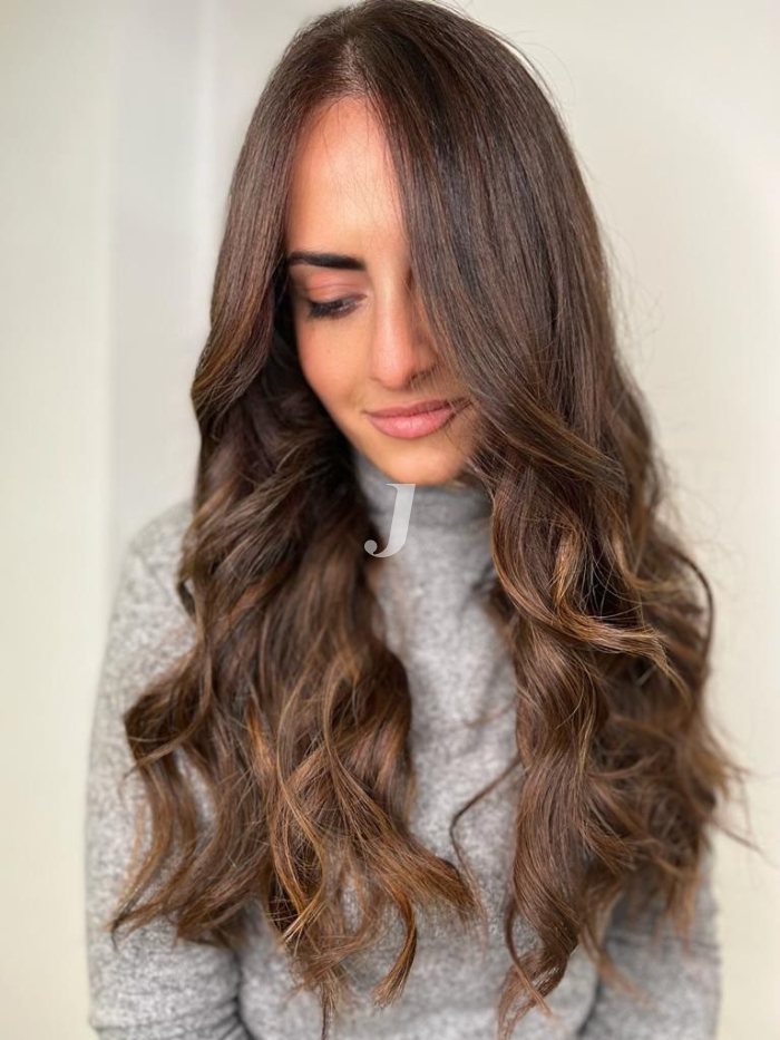 Foto di donna con capelli lunghi castano chiaro sabbia