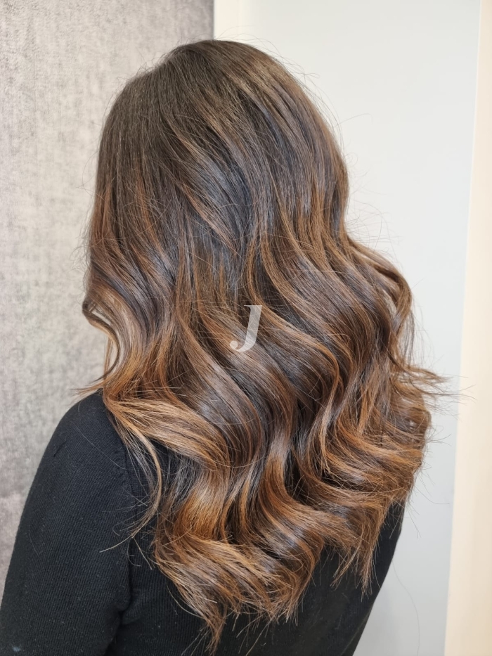 Foto di donna con capelli lunghi castano chiaro sabbia