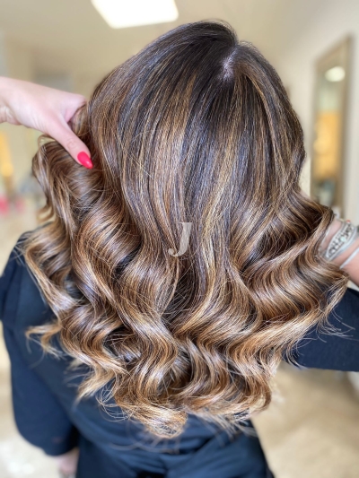 Foto di donna con capelli lunghi castano chiaro sabbia